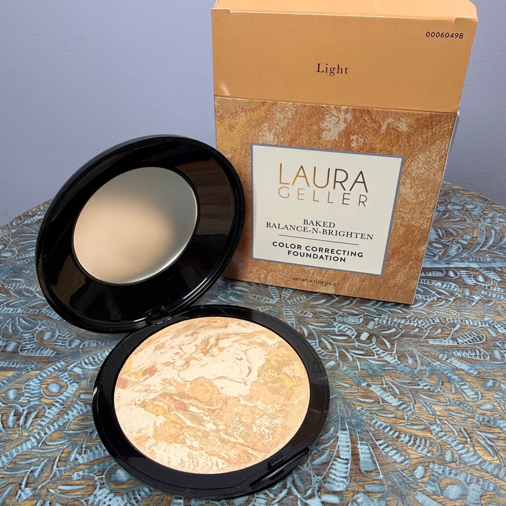 Laura Geller BAKED BALANCE-N-BRIGHTEN COLOR CORRECTING FOUNDATION shade light
